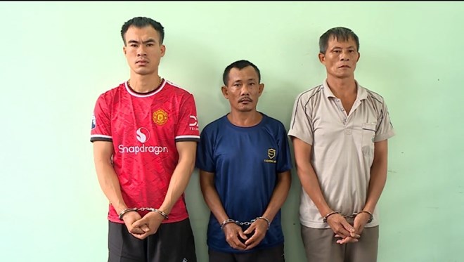 Les suspects du groupe qui ont vole des motos et vendu des biens illegaux ont ete arretes par la police de Ho Chi Minh-Ville pour enquete. Photo : Fournie par la police