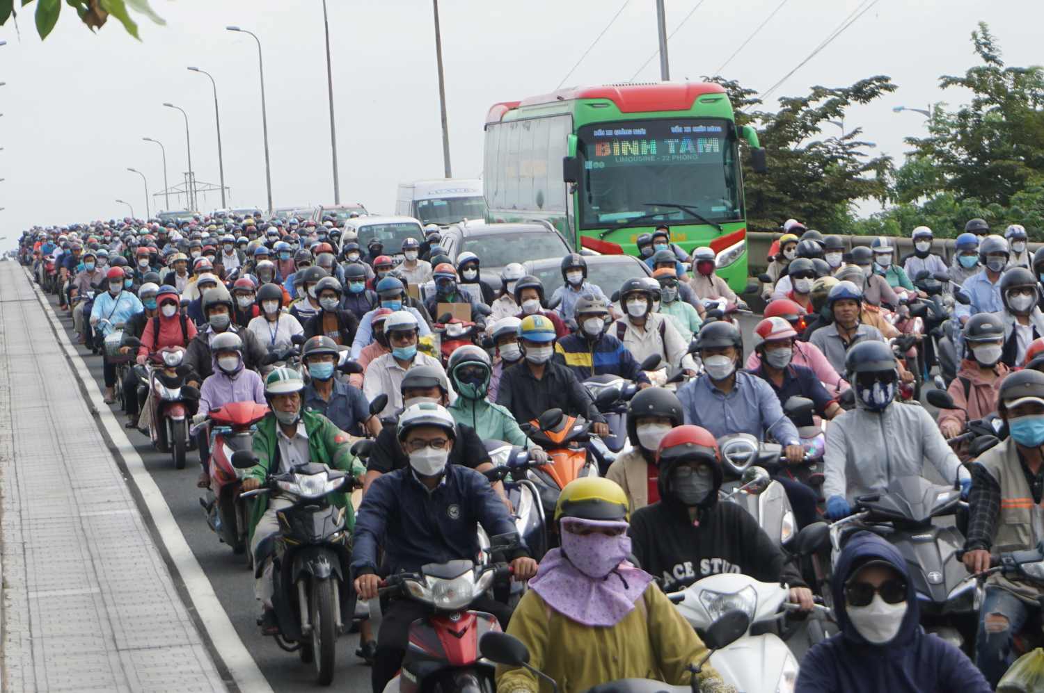 Cau Binh Trieu 2 vao trung tam TPHCM thuong xuyen un tac. Anh: Minh Quan