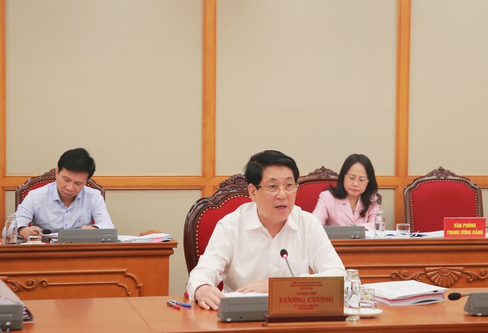 Politburo member and President Luong Cuong chaired a meeting with the Standing Committee of Dien Bien Provincial Party Committee and the Standing Committee of Gia Lai Provincial Party Committee on preparations for the Party Congresses of the provinces. Photo: dangcongsan.vn
