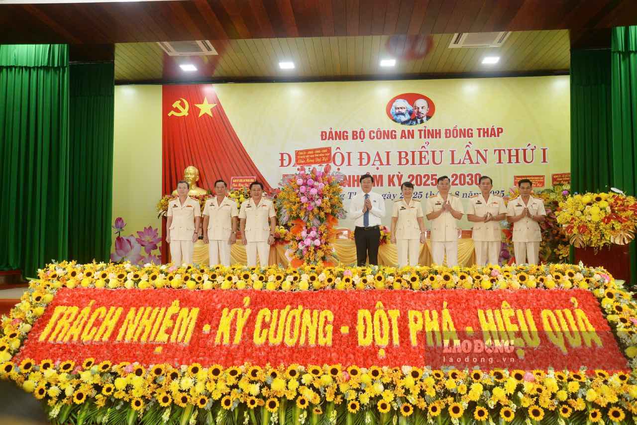 Mr. Le Quoc Phong - Secretary of Dong Thap Provincial Party Committee - presented flowers to congratulate the Congress. Photo: Thanh Nhan
