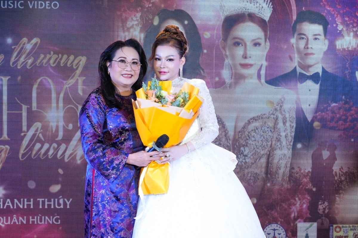 미스 Thanh Thuy(오른쪽)와 예술가 Thanh Hang. 사진: 예술가 제공.