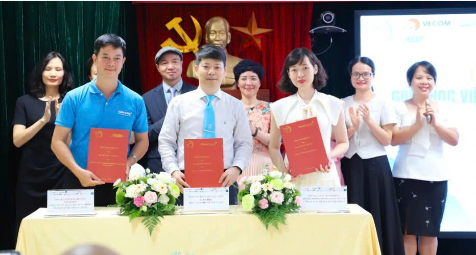 Hoc vien Phu nu Viet Nam ky ket thoa thuan hop tac voi nhieu doanh nghiep va hiep hoi, mo ra nhieu co hoi hoc tap, thuc tap va viec lam cho sinh vien sau dao tao. Anh: Xuan Quynh 