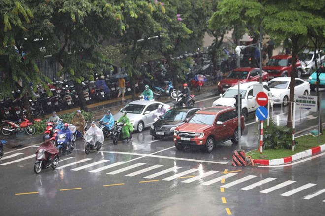 Weather forecast for tomorrow, August 26 in Hanoi: moderate rain, heavy rain and thunderstorms. Photo: Vu Linh