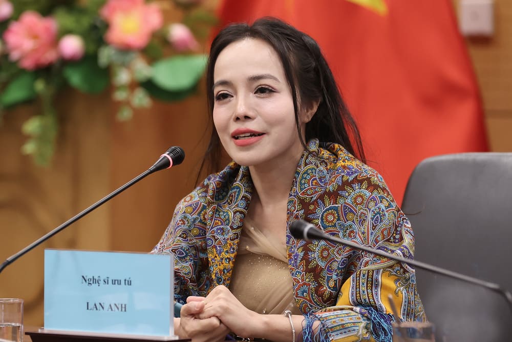 NSUT Lan Anh toi the hien ca khuc Tieng hat giua rung Pac Bo –- mot tac pham quen thuoc, noi tieng cua nhac si Nguyen Tai Tue. Truoc day toi cung tung hat ca khuc nay trong Dieu con mai, nhung da cach day gan 10 nam. Vi vay, lan tro lai nay mang den cho toi nhieu cam xuc moi, vua nhu mot su nhac nho, vua nhu mot co hoi quy gia de duoc cong hien trong ngay le trong dai cua dat nuoc.