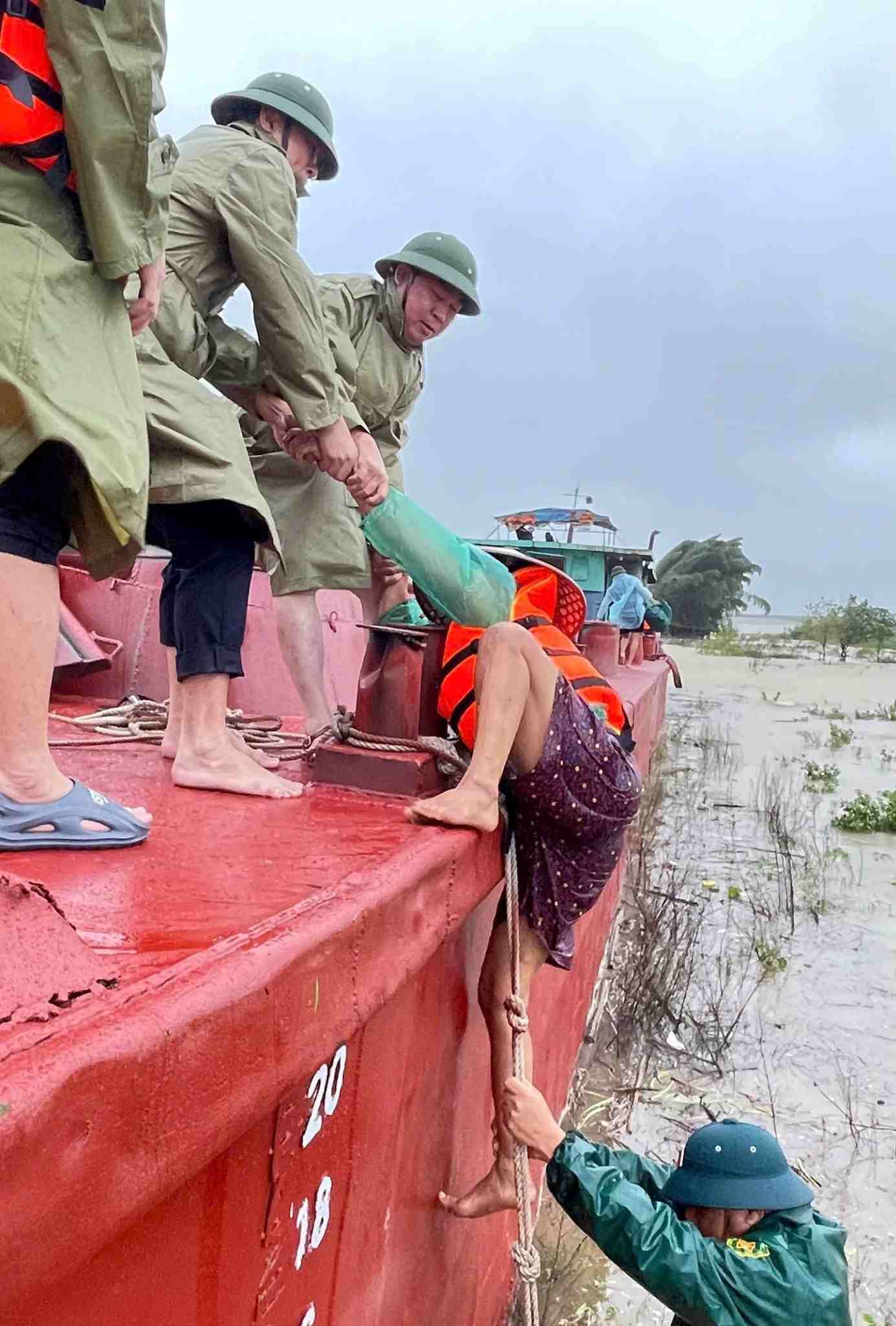 漁民を救助する機能部隊。写真:ホアンマイ