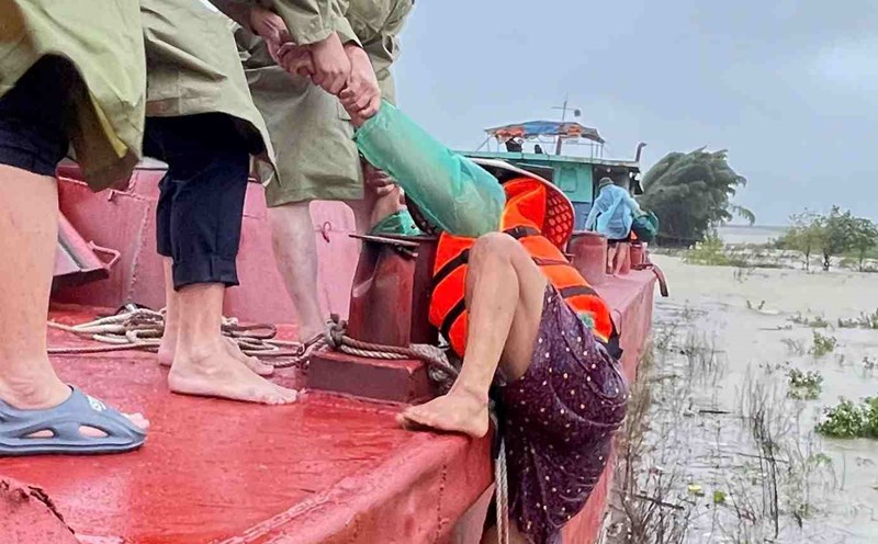 Functional forces rescue fishermen. Photo: Hoang Mai
