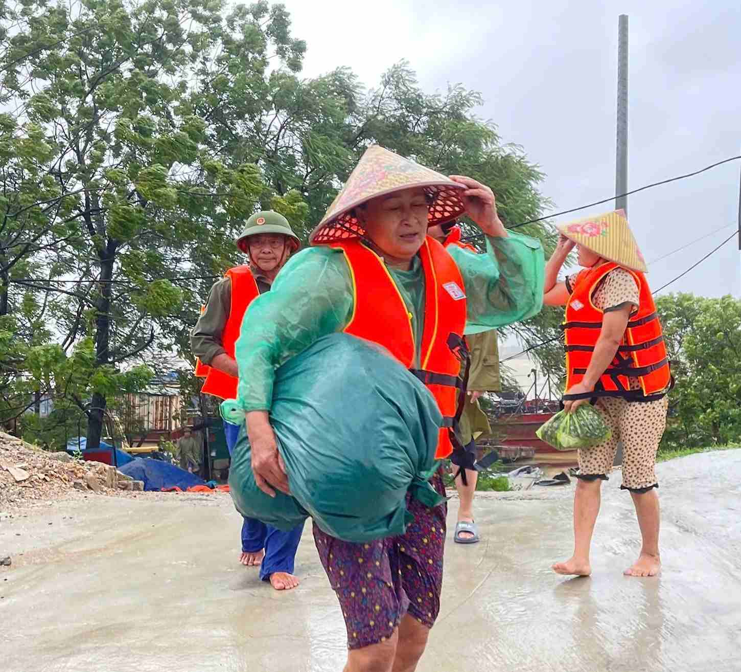 5 ngu dan duoc cuu ho an toan. Anh: Hoang Mai