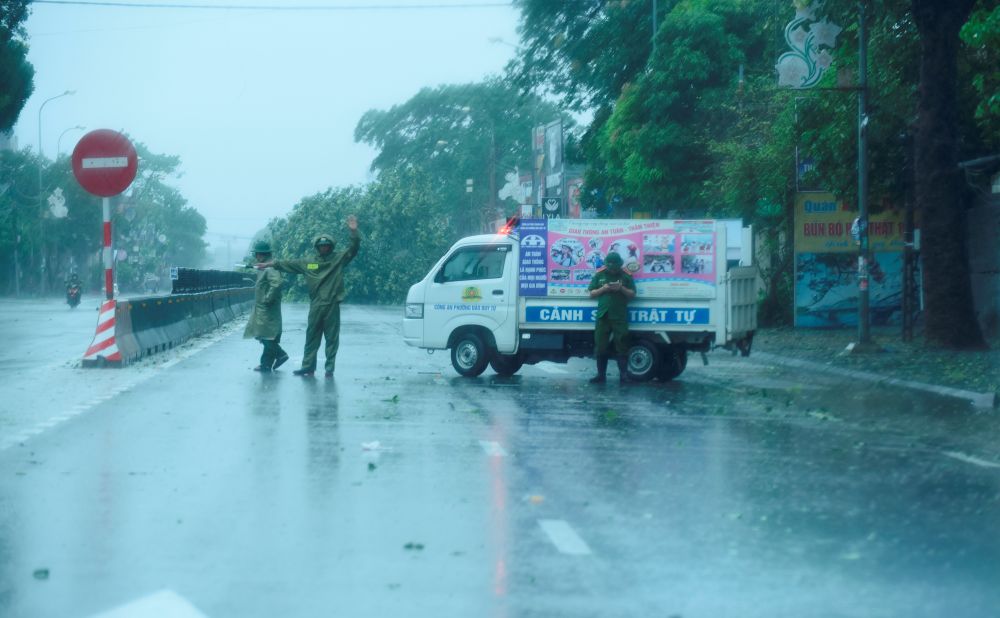 Due to the impact of storm No. 5, a fallen tree blocked National Highway 1A, passing through Tinh Gia Ward, Thanh Hoa Province. Photo: Quach Du