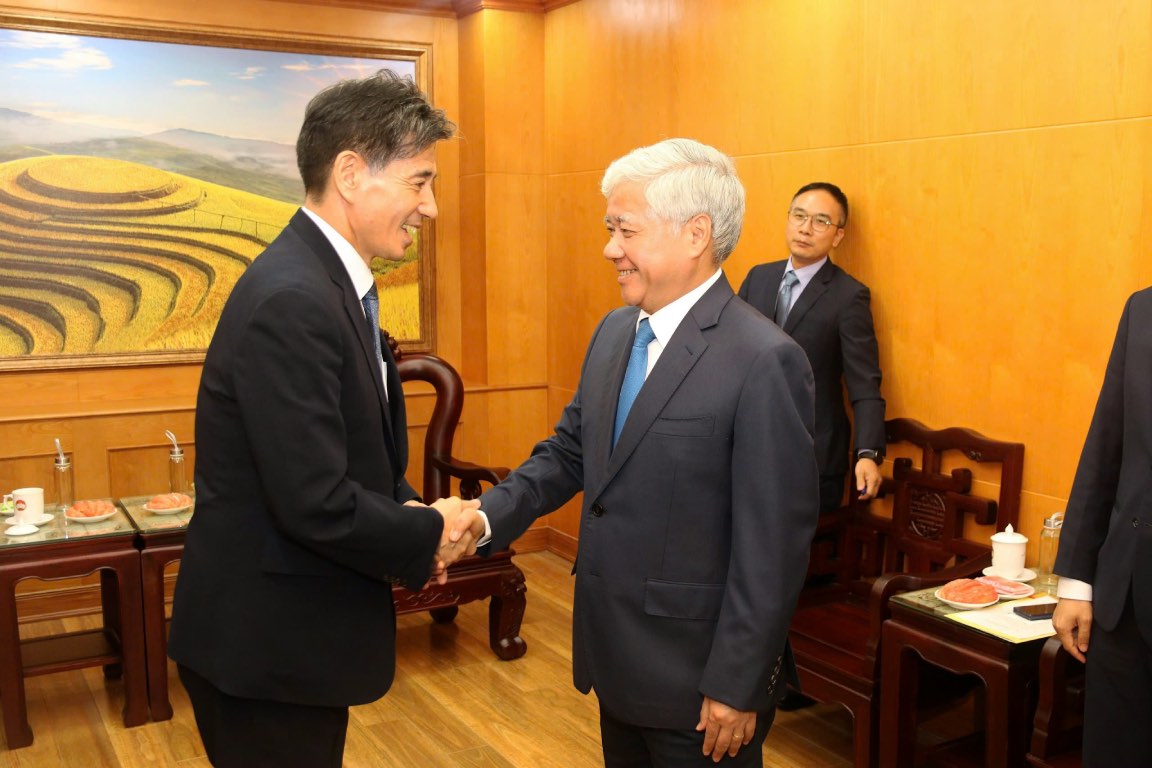 El Presidente del Comite Central del Frente de la Patria de Vietnam Do Van Chien recibe al Presidente de la Asociacion de Economia y Cultura Coreana - Vietnam Kwon Sung - Taek. Foto: Minh Hien