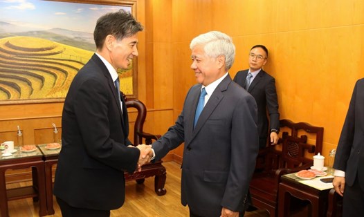 Chủ tịch Ủy ban Trung ương MTTQ Việt Nam Đỗ Văn Chiến tiếp Chủ tịch Hiệp hội Kinh tế, Văn hóa Hàn Quốc - Việt Nam Kwon Sung - Taek. Ảnh: Minh Hiển