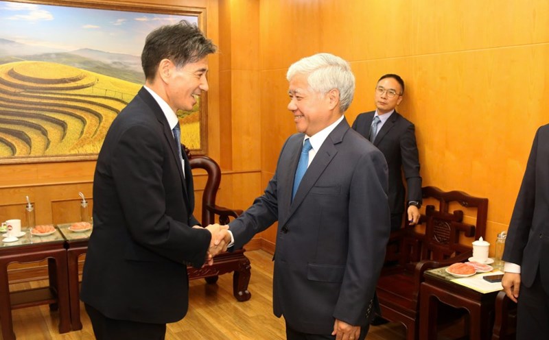 Chairman of the Central Committee of the Vietnam Fatherland Front Do Van Chien received Chairman of the Korean - Vietnam Economic and Cultural Association Kwon Sung - Taek. Photo: Minh Hien