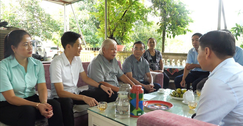 Doan MTTQ Viet Nam tinh Lao Cai den tham ong San Quang - nguoi co uy tin tieu bieu trong cong dong dan toc Giay, xa Coc San. Anh: Ngoc Duong