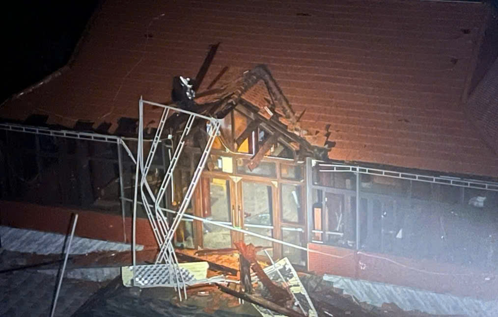 강풍으로 지붕이 날아간 집. 사진: Ngoc Anh