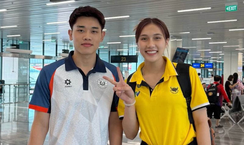 Striker Lan Vy took a photo with Dinh Bac. Photo cut from video