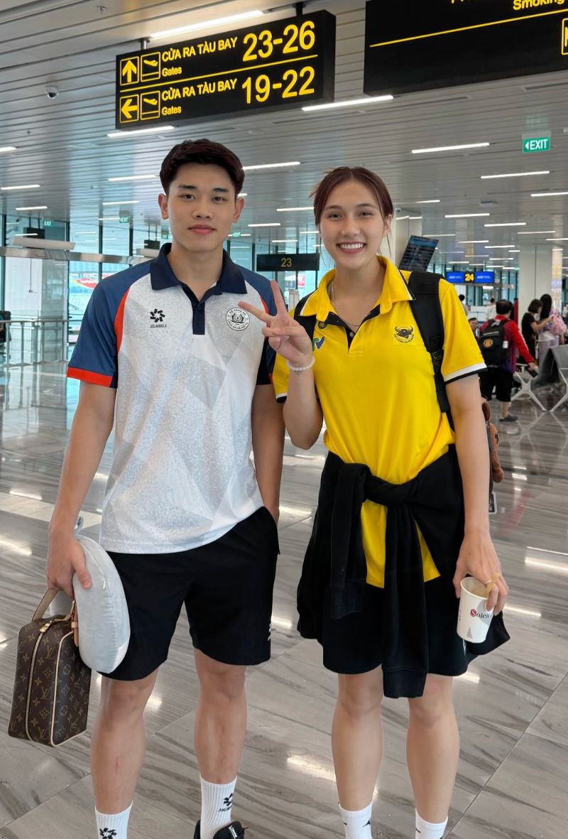 Chu cong bong chuyen Lan Vy va tien dao Dinh Bac cung di chung mot chuyen bay toi Ha Noi. Anh cat tu video