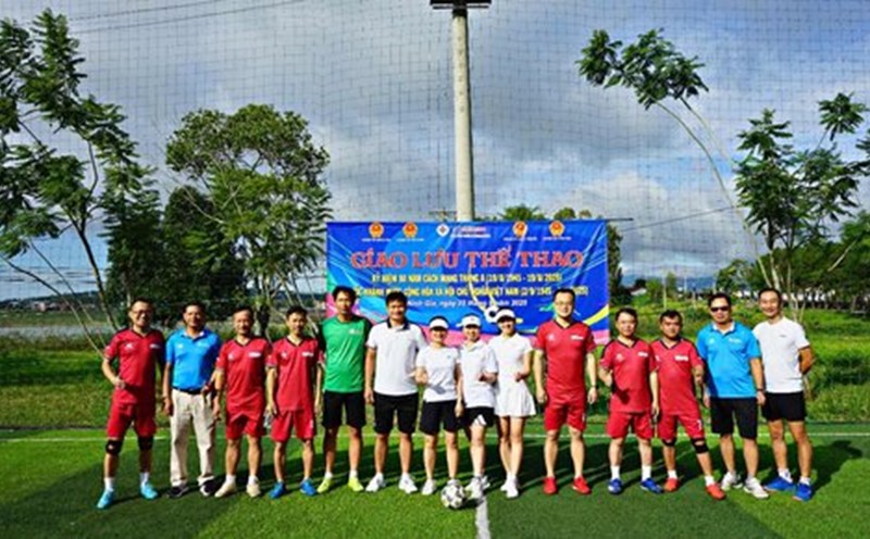 The sports exchange session strengthened solidarity and cohesion between workers and civil servants in the localities where the company is located. Photo: Duc Lam