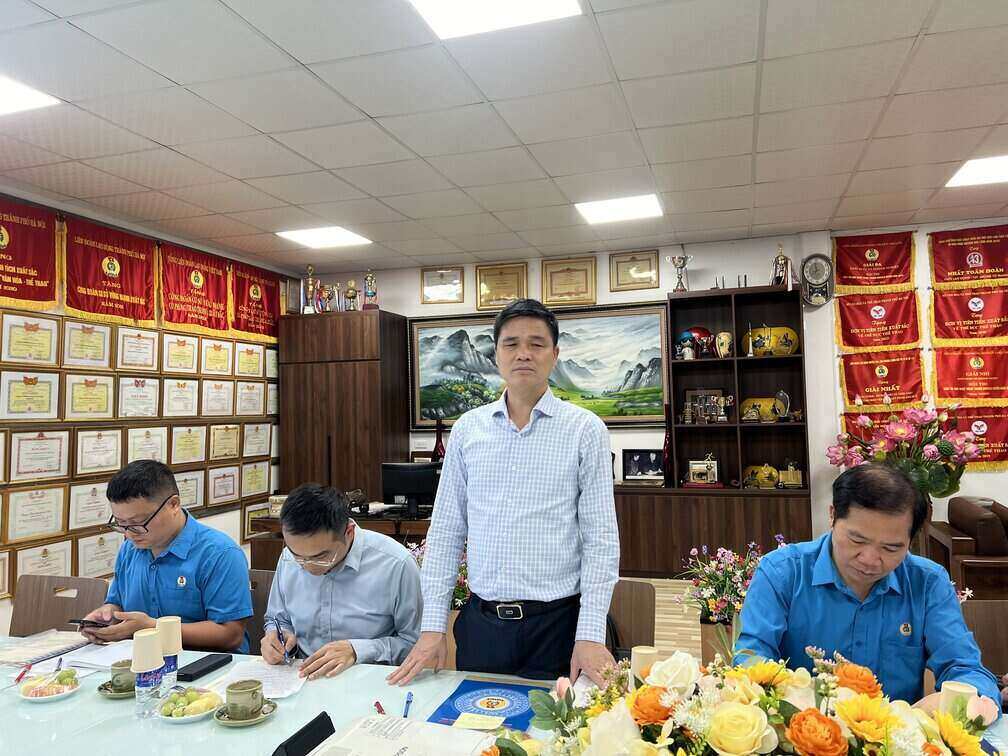 응오주이히에우 베트남 노동총연맹 부위원장이 스탠리 베트남 전력 유한회사의 노동자와 노동조합 간의 노사 관계 상황에 대한 조사에서 발언하고 있습니다. 사진: 끼에우부