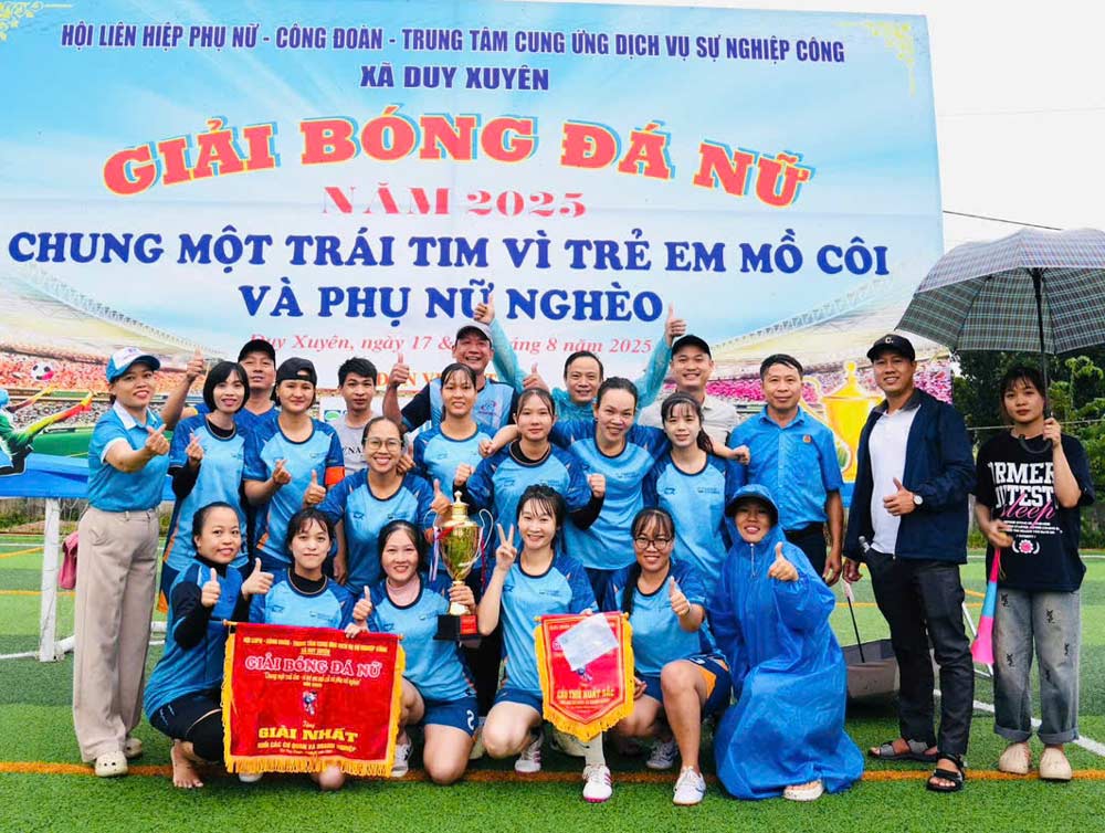 다낭시 듀이쑤옌 코뮌 노동조합은 2025년 '고아와 가난한 여성을 위한 한마음' 여성 축구 대회에 상을 수여했습니다. 사진: 듀이쑤옌 노동조합