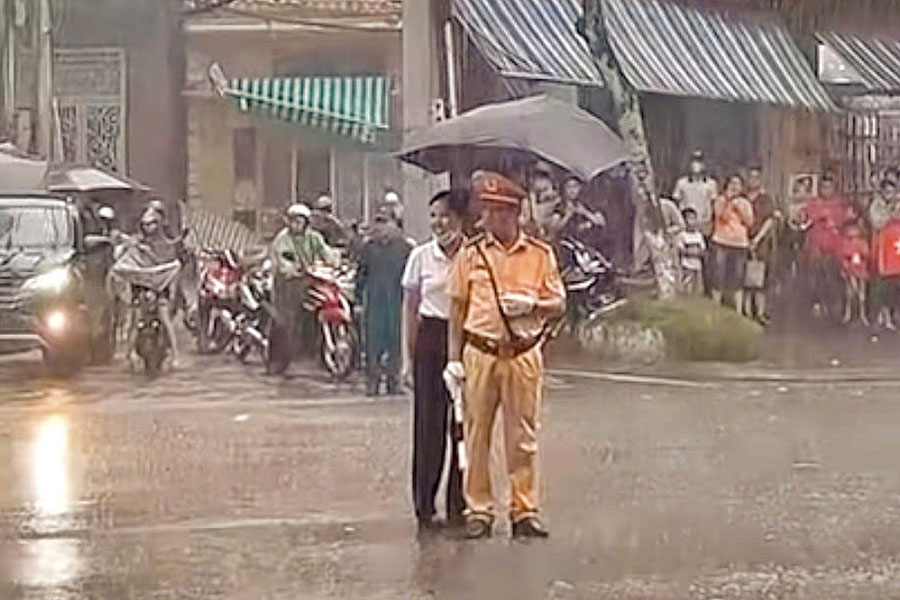 2回目の合同パレード訓練の日に、交通警察官の車を覆うために走り出した市民。クリップから抜粋。