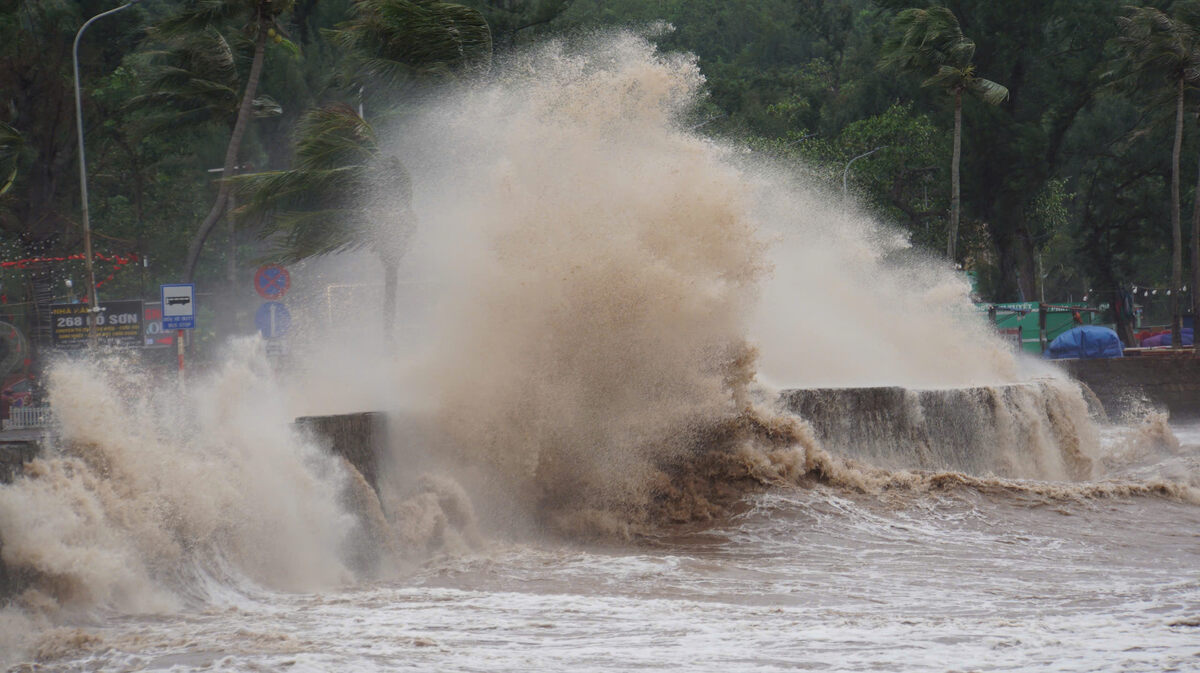 High waves on Do Son beach, Hai Phong on the afternoon of August 25 due to the impact of storm No. 5 making landfall in the Central region. Photo: Hoang Khoi