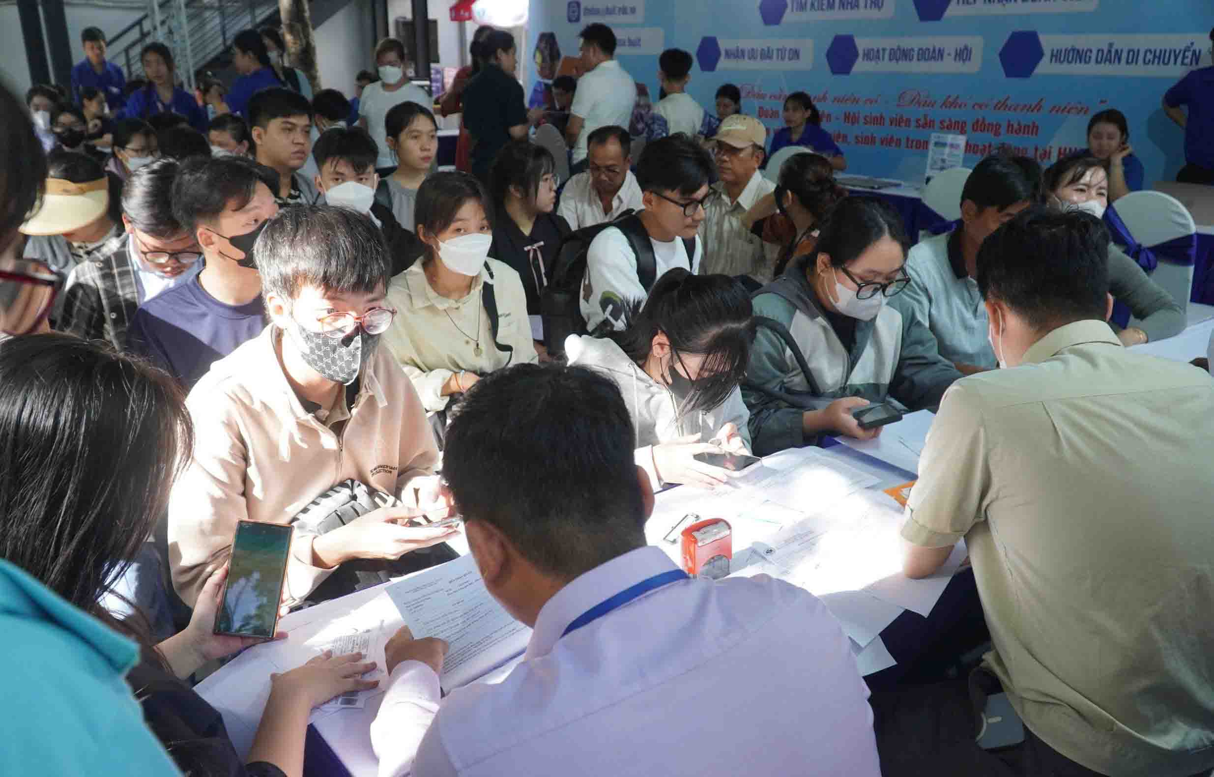 Dong dao tan sinh vien Truong Dai hoc Cong Thuong TPHCM lam thu tuc dang ky cho o tai ky tuc xa trong ngay 24.8 khi den nhap hoc. Anh: Chan Phuc