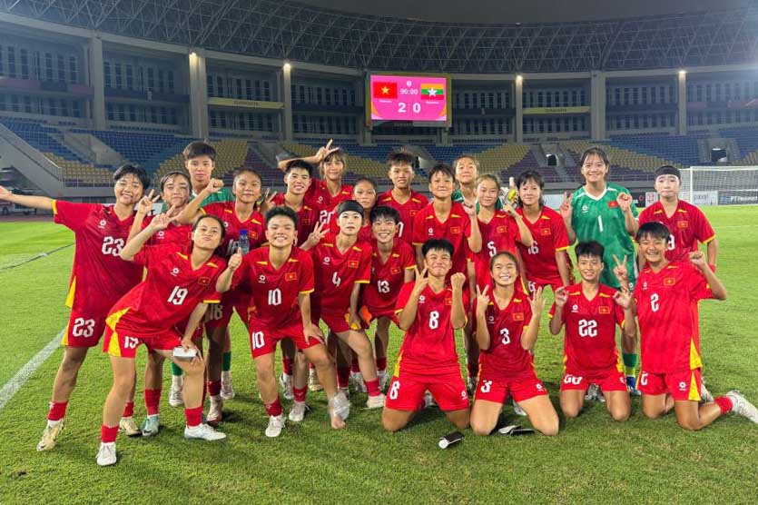 The joy of U16 Vietnam women's team after the victory over U16 Myanmar women's team. Photo: VFF