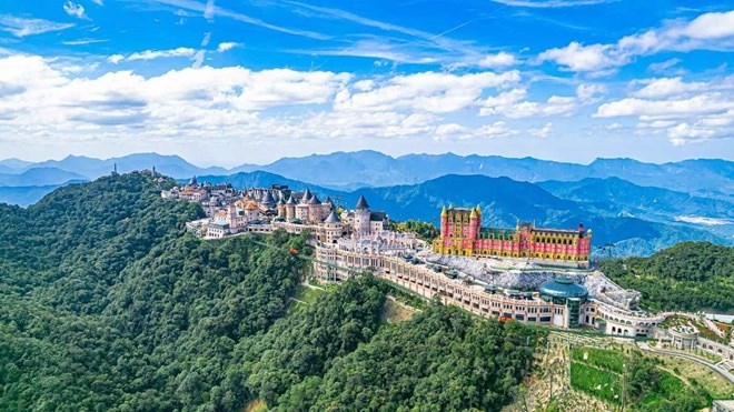 Mot goc cua quan the khu du lich sinh thai va do thi Ba Na, Da Nang. Anh: Banahills 