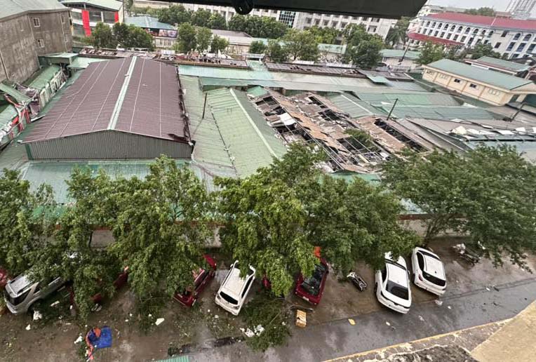 Mot khu thuong mai tai TP Vinh (cu) bi toc mai. Anh: Ngoc Anh