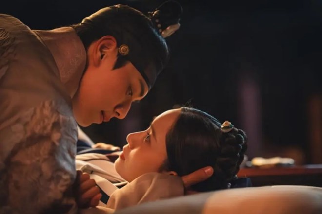 Yoona and Lee Chae Min in the movie "The reward of the boss". Photo: Producer/Net Netflix