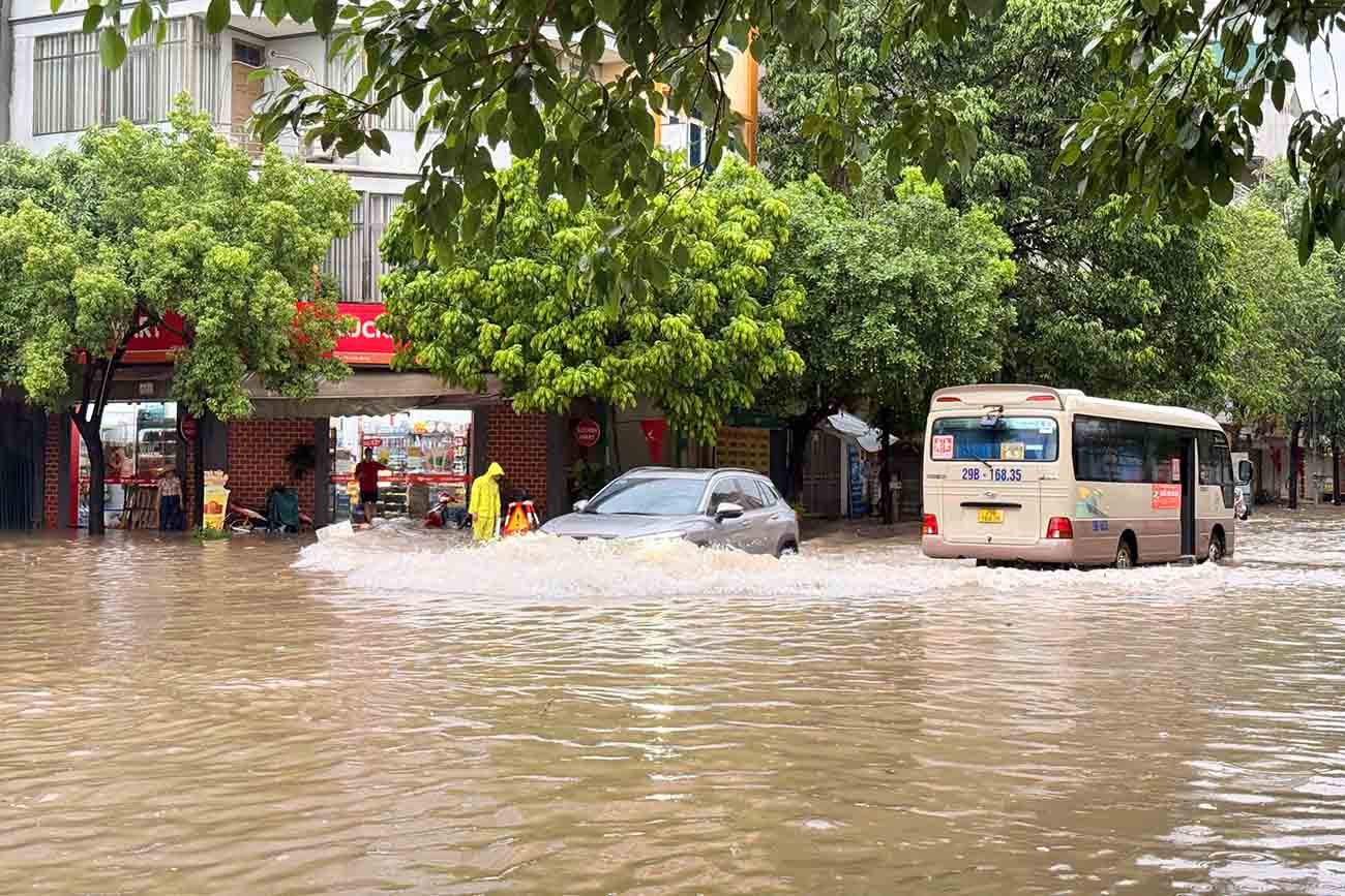 昨日夜から今朝にかけて発生した大雨により、台風5号の影響でハノイ市の多くの通りが深刻な浸水に見舞われ、車両の移動が困難になりました.