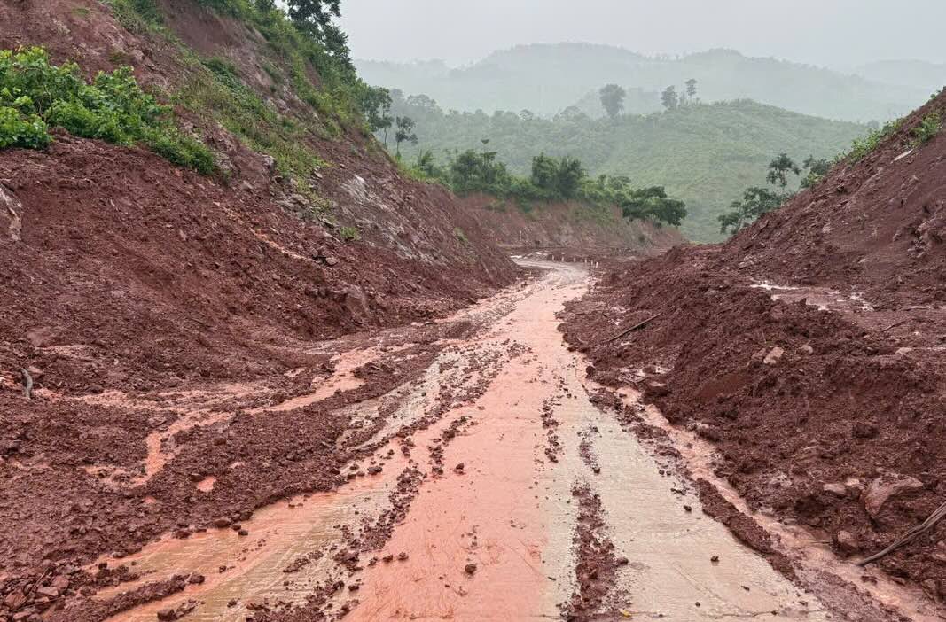 Mot tuyen duong tai Quang Tri bi sat lo. Anh: Hai Huy