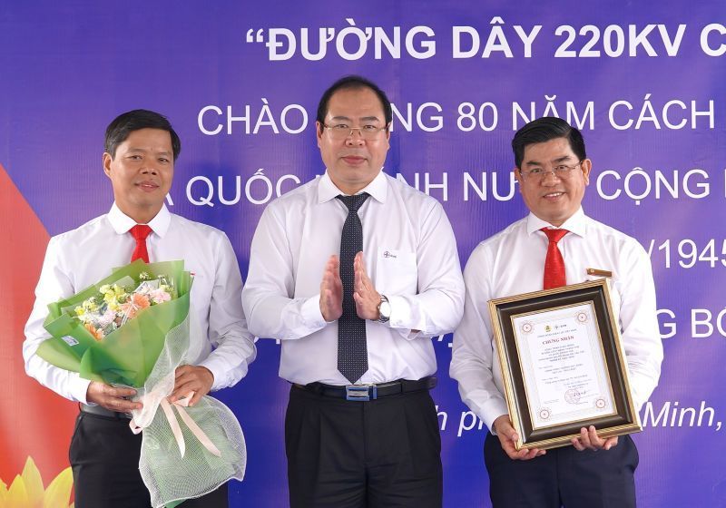도득훙 베트남 전력 노동조합 위원장(가운데)이 EVNHCMC 이사회 및 EVNHCMC 노동조합 대표에게 경쟁 공사 표지판 부착 인증서를 수여하고 있습니다. 사진: Duc Long