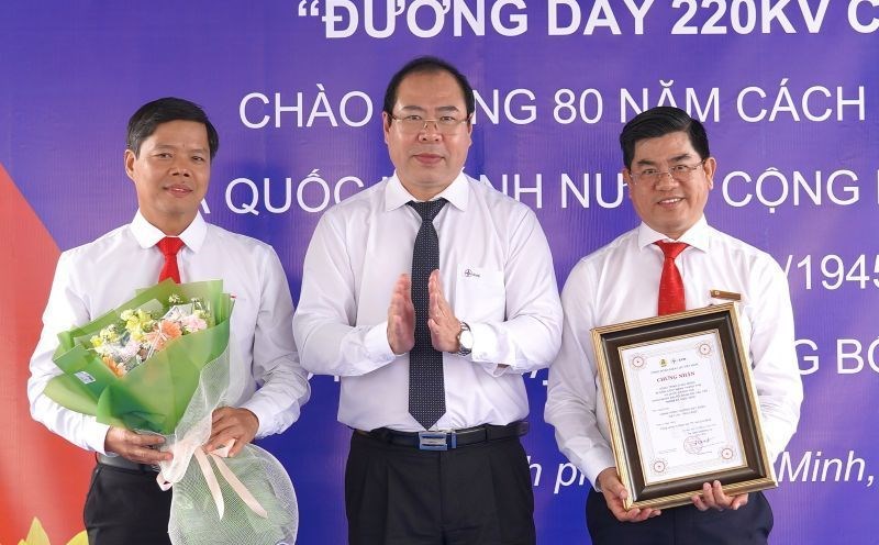 Mr. Do Duc Hung - Chairman of Vietnam Electricity Trade Union (middle) - presented the Certificate of installation of emulation works to representatives of EVNHCMC Board of Directors and EVNHCMC Trade Union. Photo: Duc Long