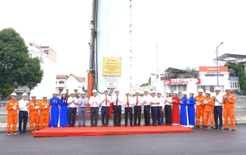 Cac dai bieu thuc hien nghi thuc gan bien thi dua cho cong trinh dien hon 805 ti dong chao mung Quoc khanh. Anh: Duc Long