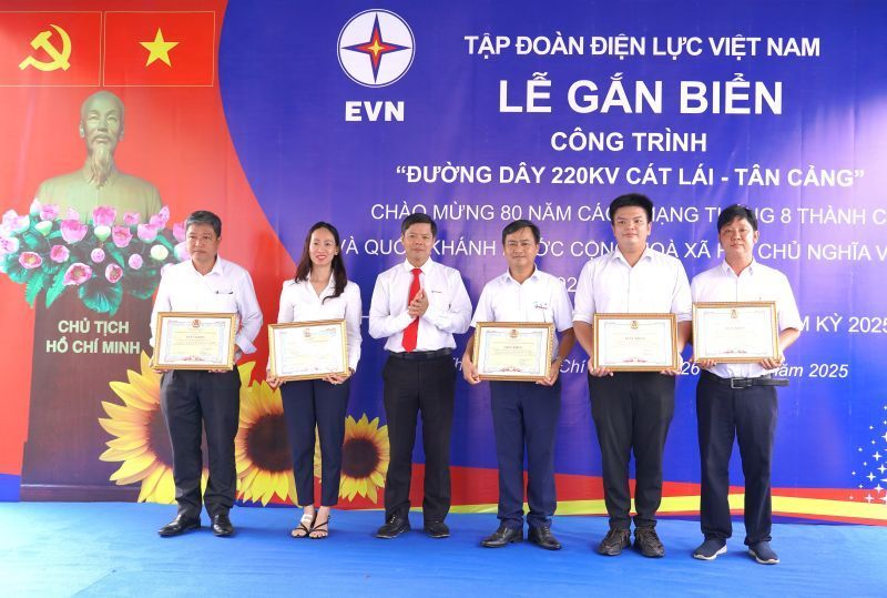 Ong Le Van Minh - Chu tich Cong doan EVNHCMC (thu ba tu trai qua) trao Giay khen cua Cong doan EVNHCMC cho dai dien cac tap the, ca nhan co thanh tich xuat sac trong thi dua thuc hien cong trinh. Anh: Duc Long