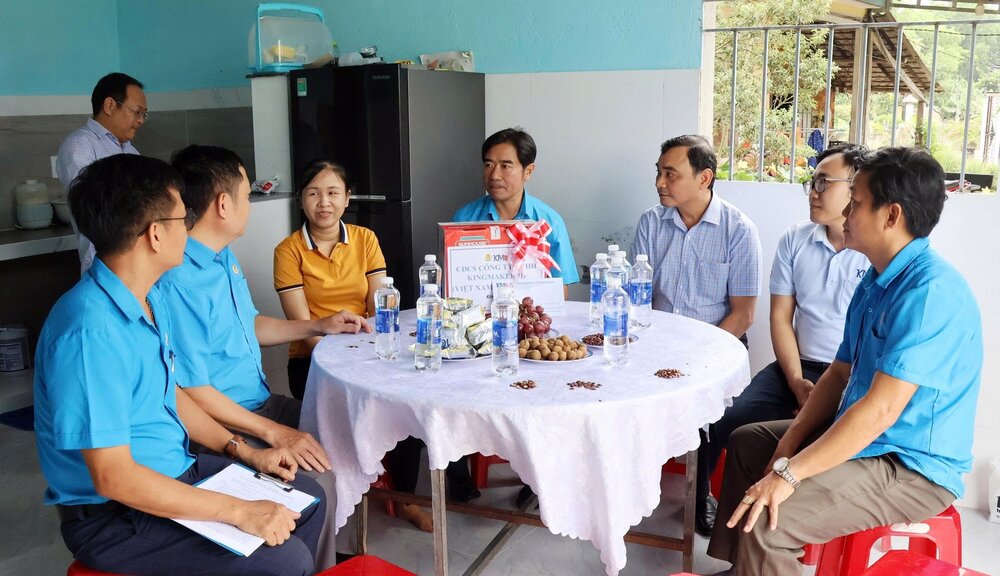 꽝응아이(Quang Ngai)성 노동연맹 지도자들이 조합원들에게 체리나 노동조합의 따뜻한 보금자리를 전달하고 있습니다. 사진: 꽝응아이(Quang Ngai) 노동조합.