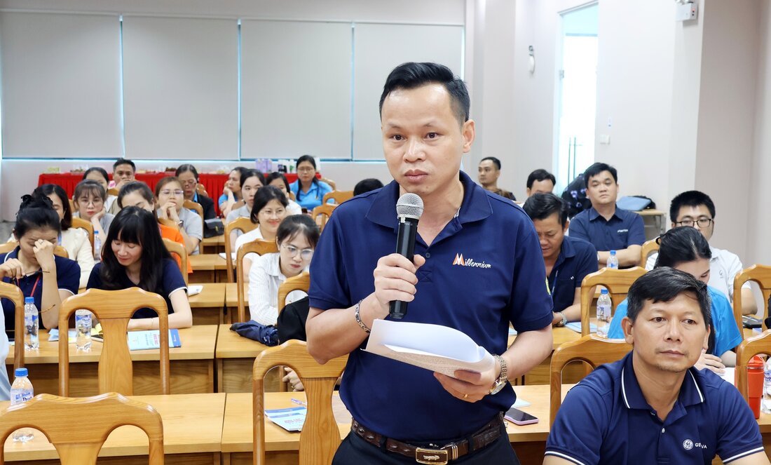 Lien doan Lao dong tinh thuong xuyen to chuc cac hoi nghi de lang nghe, giai dap nhung kien nghi, vuong mac tu hoat dong cong doan o co so. Anh: Quoc Chinh
