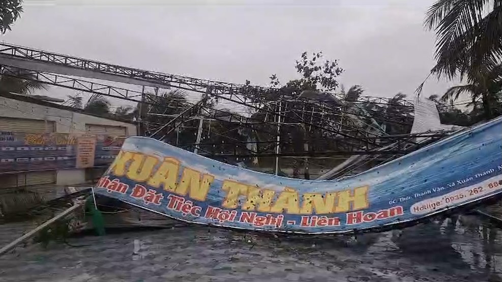 The desolation of a tourist area in Ha Tinh after storm No. 5 passed. Photo: Tran Tuan