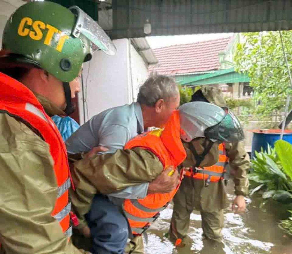 The police took the elderly to a medical facility. Photo: Ha Tinh Police.
