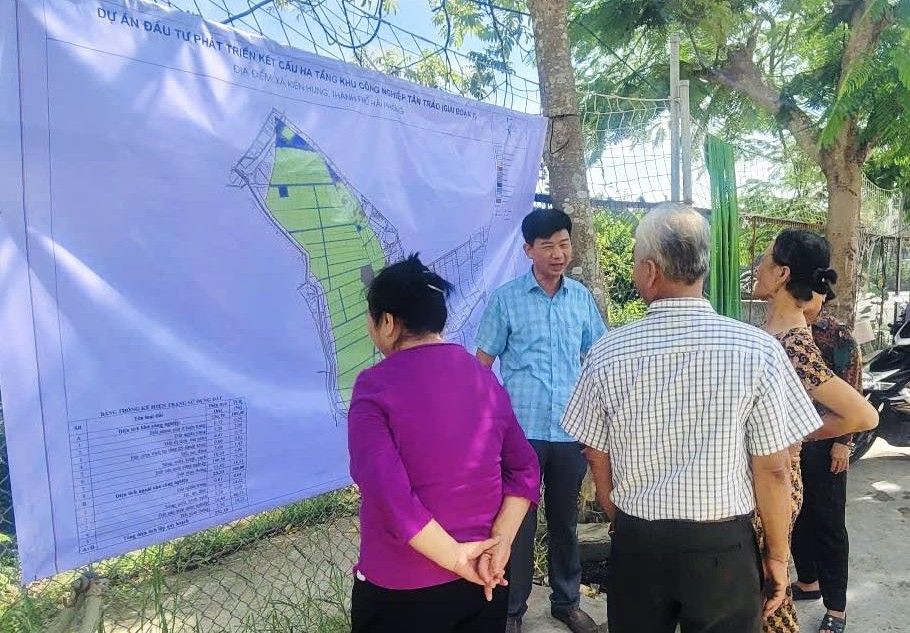 Residentes de la comuna de Kién Hung buscan informacion sobre el proyecto del Parque Industrial de Tan Trao (fase 1). Foto: Portal de Informacion Electronica de la comuna de Kien Hung Hai Phong