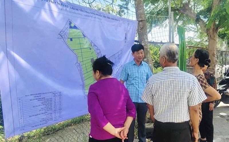 People in Kien Hung commune are looking for information about the Tan Trao Industrial Park project (phase 1). Photo: Kien Hung Commune Portal, Hai Phong