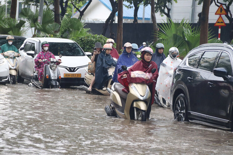 Rat nhieu phuong tien bi chet may phai dat bo khi luu thong qua tuyen pho Pham Van Bach. Anh: Nguyen Linh