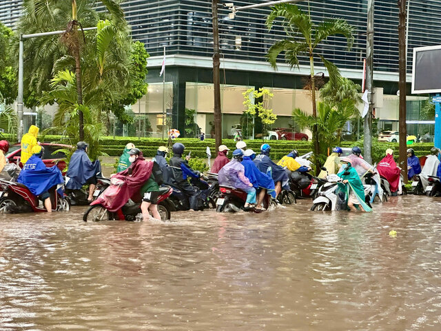 Dau duong Duong Dinh Nghe ngap sau, cac phuong tien phai dat bo qua khu vuc ngap. Anh: Tuan Anh