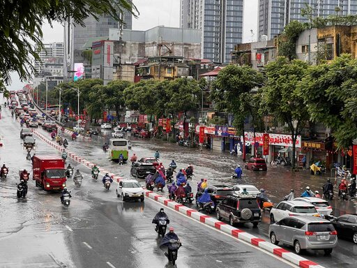 Khu vuc cau vuot Nguyen Chi Thanh, nuoc ngay cang dang cao o chan cau khien cac phuong tien kho luu thong. Anh: Tung Giang