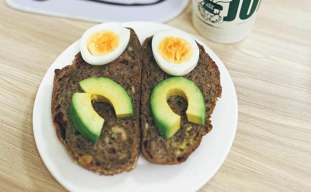 Cereal bread, avocado and boiled eggs are a quick breakfast to help office workers start a day full of energy. Photo: Mai Chau