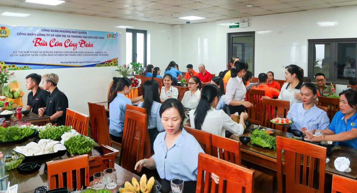 CPN 운송 및 무역 주식회사 노동조합 점심 식사. 사진: 하이퐁 응오꾸옌 플라 공안