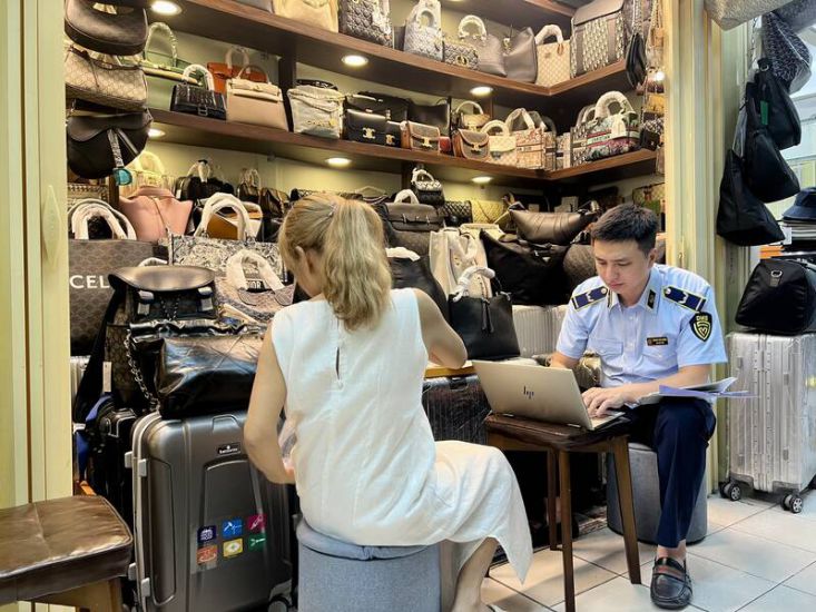 호치민시에서 가짜 상품 모조품 사업장을 단속하는 기능 부대. 사진: Quyen Luu