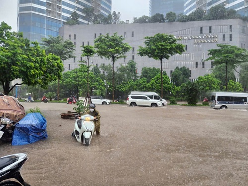 Khu vuc nga tu Pham Hung - Me Tri - Duong Dinh Nghe nuoc ngap sau khoang 1m. Anh: Minh Hanh 