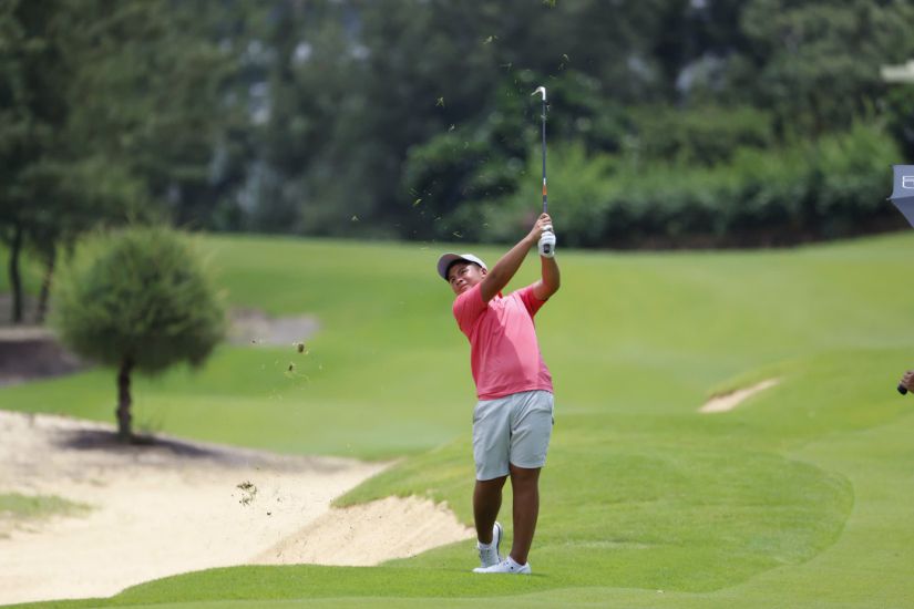 El jugador Nguyen Tuan Anh gana el campeonato del grupo masculino del Campeonato Nacional de Golf 2025. Foto: Hong Vinh