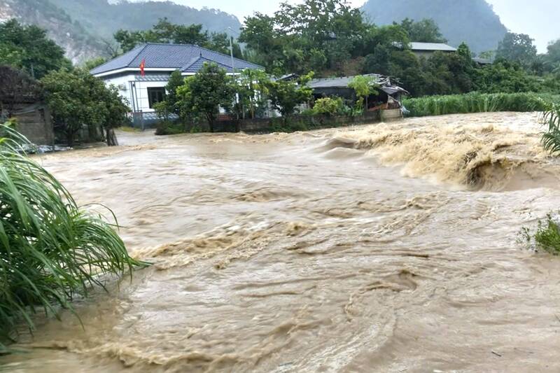 Nuoc lu gay ngap cuc bo tuyen duong tai ban Tan Tuong Hop, xa Muong Coi, tinh Son La. Anh: Truong Son